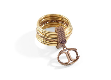 Δαχτυλίδι με πολλαπλά βεράκια ενωμένα με κοινούμενο στοιχείο